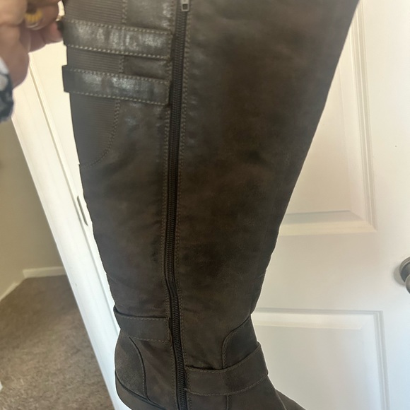 Baretraps 8.5 Tall Distressed Boots - Picture 2 of 5